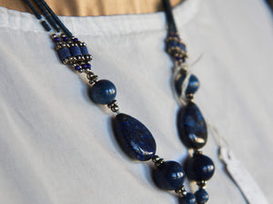 collana pakistana in lapislazzuli e pendaglio antico in argento finemente inciso. pendaglio antico 5x7 prof.1 cm lunghezza collana escluso pendaglio 52 cm peso 64 gr
