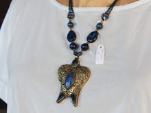 Carica l&#39;immagine nel visualizzatore di Gallery, collana pakistana in lapislazzuli e pendaglio antico in argento finemente inciso. pendaglio antico 5x7 prof.1 cm lunghezza collana escluso pendaglio 52 cm peso 64 gr
