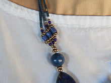Carica l&#39;immagine nel visualizzatore di Gallery, collana pakistana in lapislazzuli e pendaglio antico in argento finemente inciso. pendaglio antico 5x7 prof.1 cm lunghezza collana escluso pendaglio 52 cm peso 64 gr