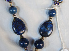 Carica l&#39;immagine nel visualizzatore di Gallery, collana pakistana in lapislazzuli e pendaglio antico in argento finemente inciso. pendaglio antico 5x7 prof.1 cm lunghezza collana escluso pendaglio 52 cm peso 64 gr