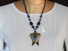 Carica l&#39;immagine nel visualizzatore di Gallery, collana pakistana in lapislazzuli e pendaglio antico in argento finemente inciso. pendaglio antico 5x7 prof.1 cm lunghezza collana escluso pendaglio 52 cm peso 64 gr