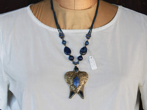 collana pakistana in lapislazzuli e pendaglio antico in argento finemente inciso. pendaglio antico 5x7 prof.1 cm lunghezza collana escluso pendaglio 52 cm peso 64 gr