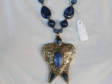 Carica l&#39;immagine nel visualizzatore di Gallery, collana pakistana in lapislazzuli e pendaglio antico in argento finemente inciso. pendaglio antico 5x7 prof.1 cm lunghezza collana escluso pendaglio 52 cm peso 64 gr