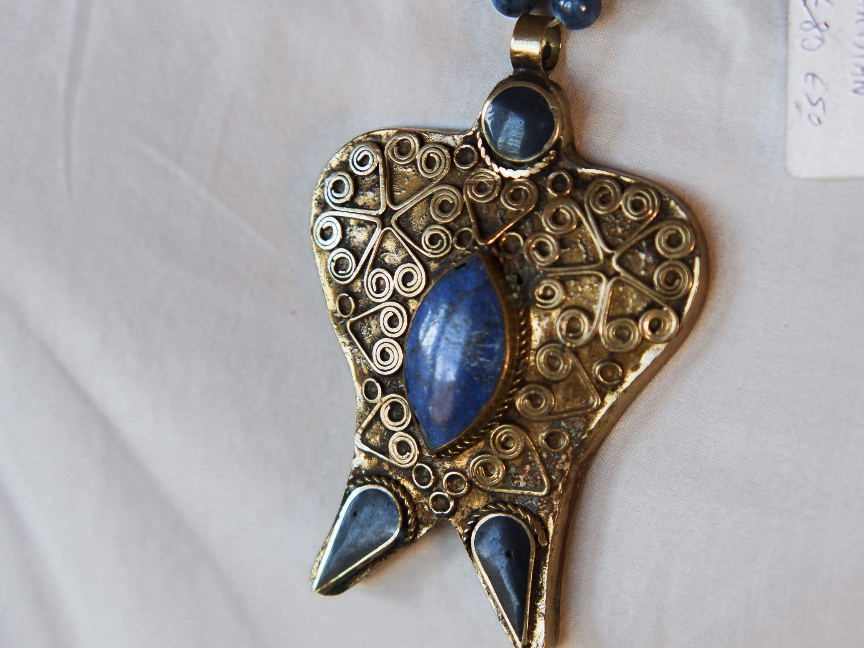 collana pakistana in lapislazzuli e pendaglio antico in argento finemente inciso. pendaglio antico 5x7 prof.1 cm lunghezza collana escluso pendaglio 52 cm peso 64 gr