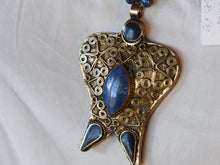 Carica l&#39;immagine nel visualizzatore di Gallery, collana pakistana in lapislazzuli e pendaglio antico in argento finemente inciso. pendaglio antico 5x7 prof.1 cm lunghezza collana escluso pendaglio 52 cm peso 64 gr
