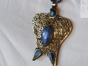 collana pakistana in lapislazzuli e pendaglio antico in argento finemente inciso. pendaglio antico 5x7 prof.1 cm lunghezza collana escluso pendaglio 52 cm peso 64 gr