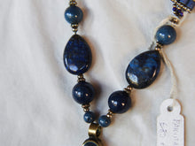 Carica l&#39;immagine nel visualizzatore di Gallery, collana pakistana in lapislazzuli e pendaglio antico in argento finemente inciso. pendaglio antico 5x7 prof.1 cm lunghezza collana escluso pendaglio 52 cm peso 64 gr