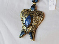 collana pakistana in lapislazzuli e pendaglio antico in argento finemente inciso. pendaglio antico 5x7 prof.1 cm lunghezza collana escluso pendaglio 52 cm peso 64 gr