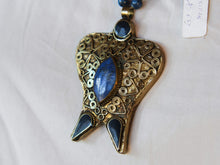 Carica l&#39;immagine nel visualizzatore di Gallery, collana pakistana in lapislazzuli e pendaglio antico in argento finemente inciso. pendaglio antico 5x7 prof.1 cm lunghezza collana escluso pendaglio 52 cm peso 64 gr