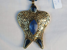 Carica l&#39;immagine nel visualizzatore di Gallery, collana pakistana in lapislazzuli e pendaglio antico in argento finemente inciso. pendaglio antico 5x7 prof.1 cm lunghezza collana escluso pendaglio 52 cm peso 64 gr