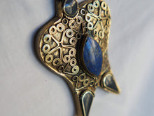 Carica l&#39;immagine nel visualizzatore di Gallery, collana pakistana in lapislazzuli e pendaglio antico in argento finemente inciso. pendaglio antico 5x7 prof.1 cm lunghezza collana escluso pendaglio 52 cm peso 64 gr