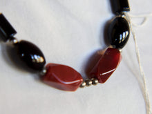 Carica l&#39;immagine nel visualizzatore di Gallery, collana pakistana in corniola, onice e turchese. lunghezza collana 58 cm peso 33 gr