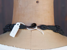 Carica l&#39;immagine nel visualizzatore di Gallery, collana in onice sfacettato e cotone cerato multifilo. pezzo unico.  lunghezza 48 cm, peso 82 gr 
