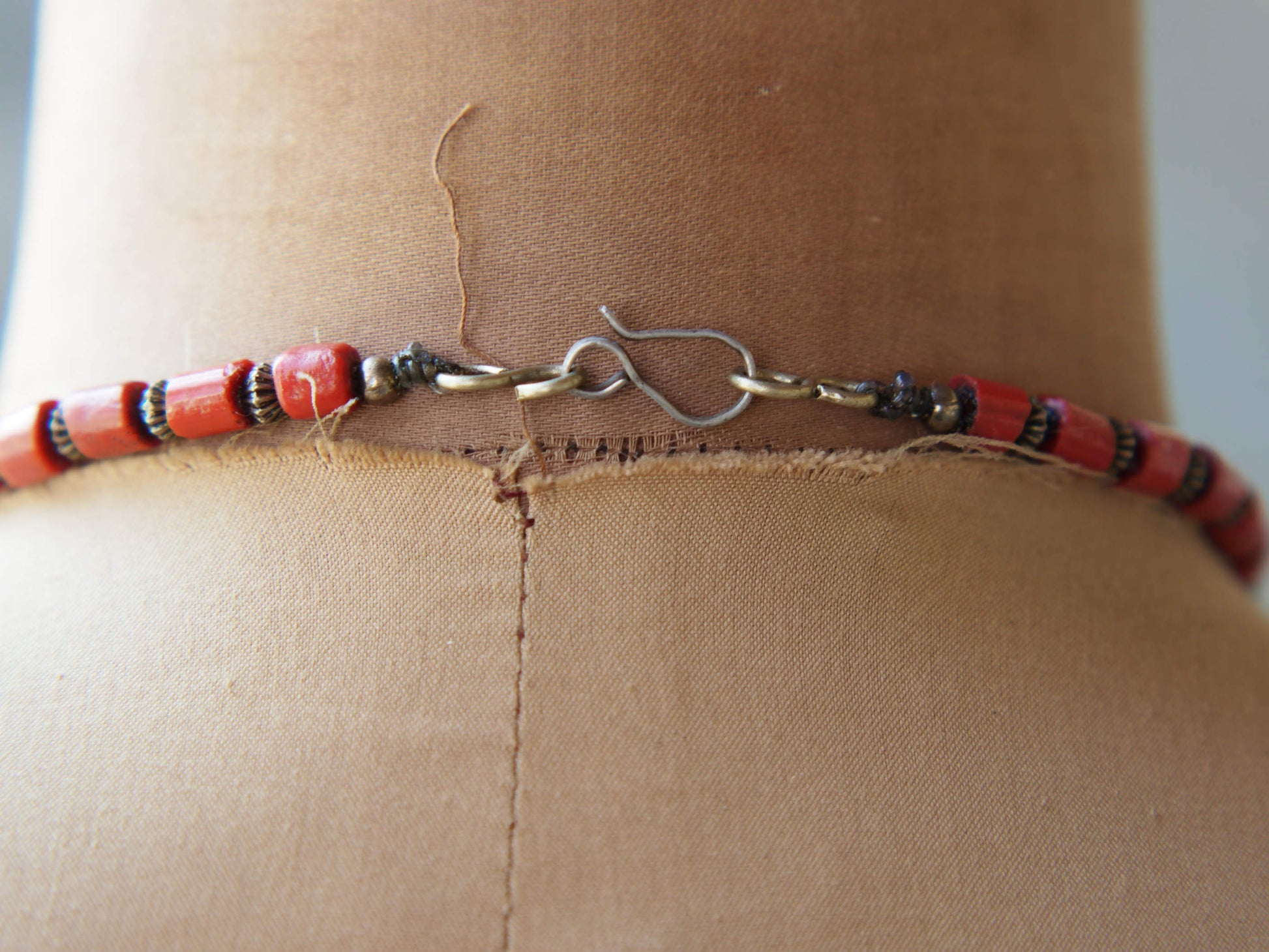 Collana tribale Amazigh, Berbera.  Fatta a mano da artigiani berberi tradizionali con perline in pietre, corna, resine plastiche e vegetali naturali , alcuni pezzi in argentone. pezzo unico e di difficile reperibilità , elementi databili anni 60/70 . Il diametro massimo della collana è di 3,5 cm. pendaglio 8 x 7 x 1 cm 