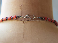Collana tribale Amazigh, Berbera.  Fatta a mano da artigiani berberi tradizionali con perline in pietre, corna, resine plastiche e vegetali naturali , alcuni pezzi in argentone. pezzo unico e di difficile reperibilità , elementi databili anni 60/70 . Il diametro massimo della collana è di 3,5 cm. pendaglio 8 x 7 x 1 cm 