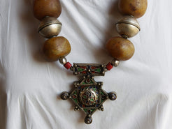 Collana tribale Amazigh, Berbera.  Fatta a mano da artigiani berberi tradizionali con perline in pietre, corna, resine plastiche e vegetali naturali , alcuni pezzi in argentone. pezzo unico e di difficile reperibilità , elementi databili anni 60/70 . Il diametro massimo della collana è di 3,5 cm. pendaglio 8 x 7 x 1 cm 