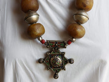 Carica l&#39;immagine nel visualizzatore di Gallery, Collana tribale Amazigh, Berbera.  Fatta a mano da artigiani berberi tradizionali con perline in pietre, corna, resine plastiche e vegetali naturali , alcuni pezzi in argentone. pezzo unico e di difficile reperibilità , elementi databili anni 60/70 . Il diametro massimo della collana è di 3,5 cm. pendaglio 8 x 7 x 1 cm 
