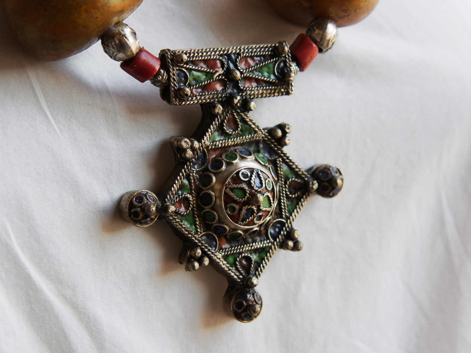 Collana tribale Amazigh, Berbera.  Fatta a mano da artigiani berberi tradizionali con perline in pietre, corna, resine plastiche e vegetali naturali , alcuni pezzi in argentone. pezzo unico e di difficile reperibilità , elementi databili anni 60/70 . Il diametro massimo della collana è di 3,5 cm. pendaglio 8 x 7 x 1 cm 