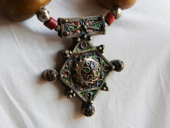 Collana tribale Amazigh, Berbera.  Fatta a mano da artigiani berberi tradizionali con perline in pietre, corna, resine plastiche e vegetali naturali , alcuni pezzi in argentone. pezzo unico e di difficile reperibilità , elementi databili anni 60/70 . Il diametro massimo della collana è di 3,5 cm. pendaglio 8 x 7 x 1 cm 