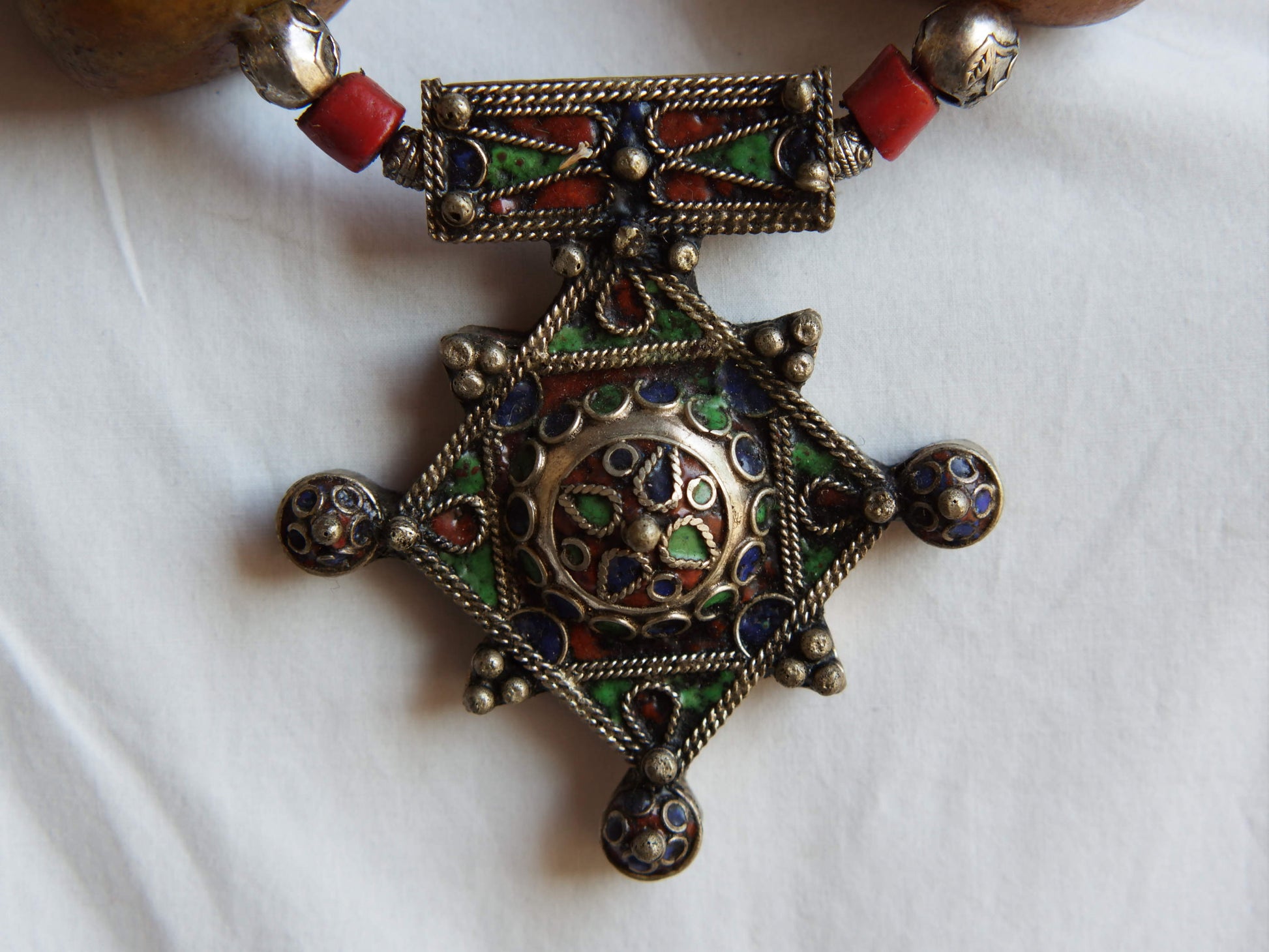 Collana tribale Amazigh, Berbera.  Fatta a mano da artigiani berberi tradizionali con perline in pietre, corna, resine plastiche e vegetali naturali , alcuni pezzi in argentone. pezzo unico e di difficile reperibilità , elementi databili anni 60/70 . Il diametro massimo della collana è di 3,5 cm. pendaglio 8 x 7 x 1 cm 