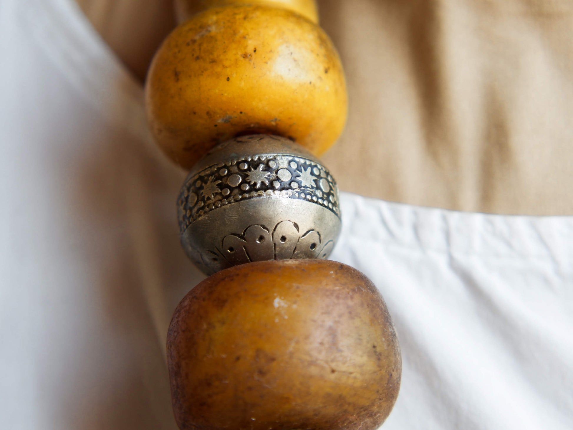 Collana tribale Amazigh, Berbera.  Fatta a mano da artigiani berberi tradizionali con perline in pietre, corna, resine plastiche e vegetali naturali , alcuni pezzi in argentone. pezzo unico e di difficile reperibilità , elementi databili anni 60/70 . Il diametro massimo della collana è di 3,5 cm. pendaglio 8 x 7 x 1 cm 