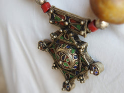 Collana tribale Amazigh, Berbera.  Fatta a mano da artigiani berberi tradizionali con perline in pietre, corna, resine plastiche e vegetali naturali , alcuni pezzi in argentone. pezzo unico e di difficile reperibilità , elementi databili anni 60/70 . Il diametro massimo della collana è di 3,5 cm. pendaglio 8 x 7 x 1 cm 