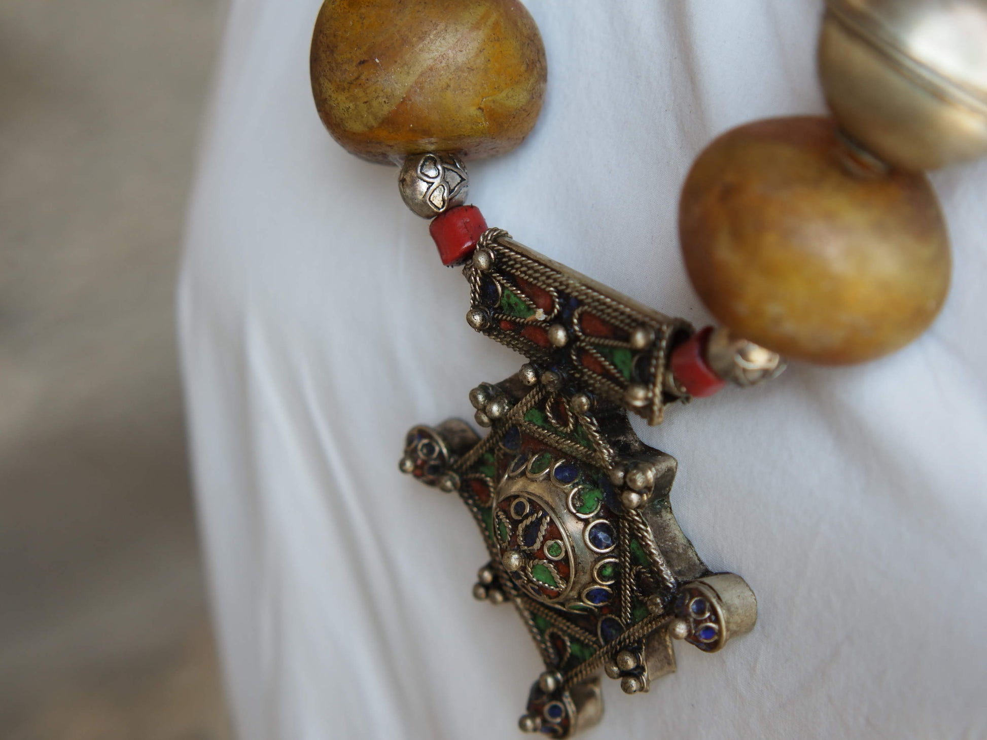 Collana tribale Amazigh, Berbera.  Fatta a mano da artigiani berberi tradizionali con perline in pietre, corna, resine plastiche e vegetali naturali , alcuni pezzi in argentone. pezzo unico e di difficile reperibilità , elementi databili anni 60/70 . Il diametro massimo della collana è di 3,5 cm. pendaglio 8 x 7 x 1 cm 