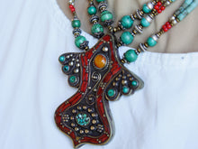 Carica l&#39;immagine nel visualizzatore di Gallery, collana nepalese / tibetana con corallo, turchese, ambra e argento no pasta ma pietre vere non tinte o modificate nel colore, qualità top. assemblata artigianalmente, pezzo unico.  lunghezza totale collana 40 cm, misura pendaglio 6.5x8cm, peso 90 gr