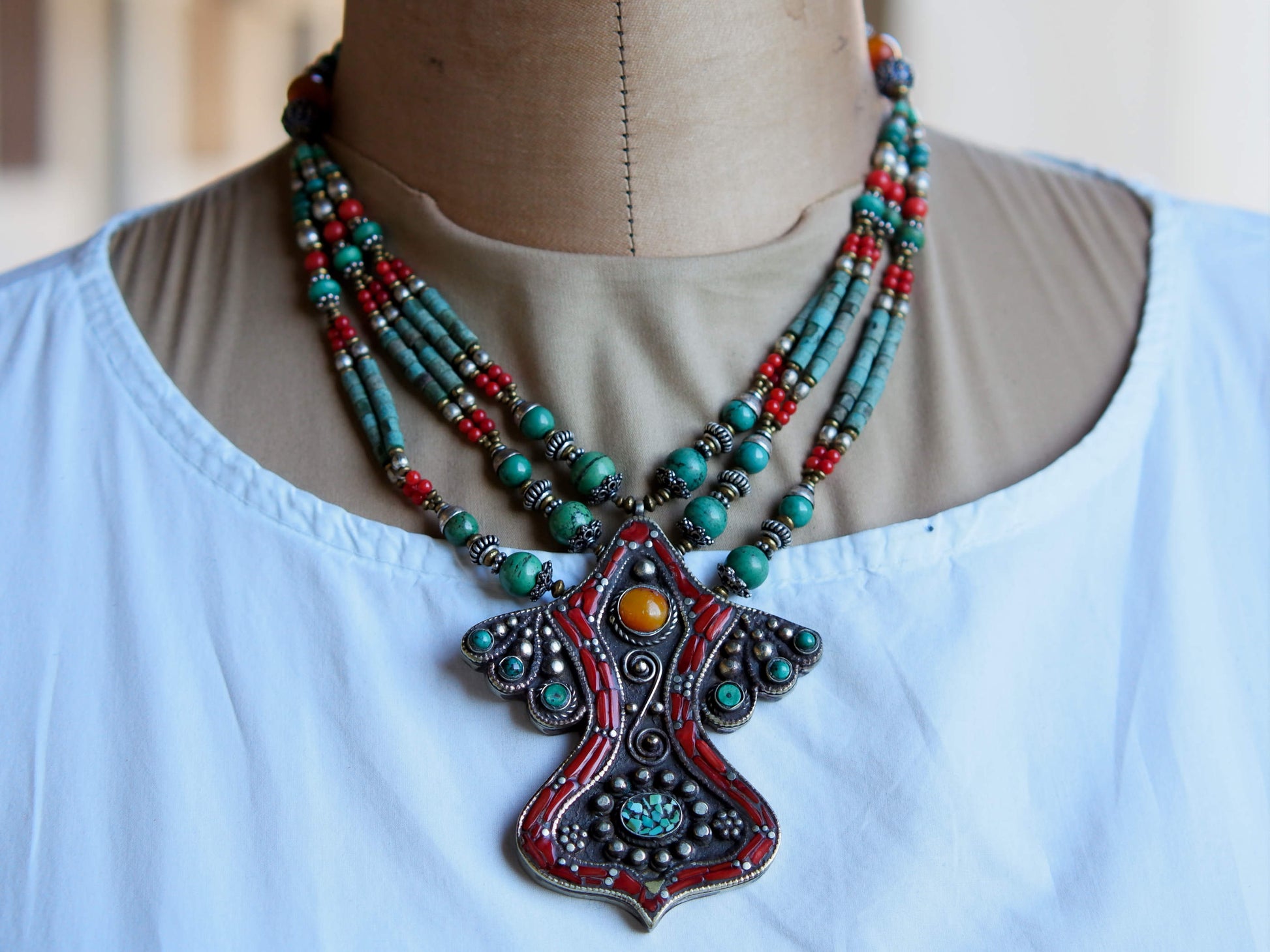 collana nepalese / tibetana con corallo, turchese, ambra e argento no pasta ma pietre vere non tinte o modificate nel colore, qualità top. assemblata artigianalmente, pezzo unico.  lunghezza totale collana 40 cm, misura pendaglio 6.5x8cm, peso 90 gr