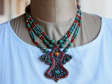 Carica l&#39;immagine nel visualizzatore di Gallery, collana nepalese / tibetana con corallo, turchese, ambra e argento no pasta ma pietre vere non tinte o modificate nel colore, qualità top. assemblata artigianalmente, pezzo unico.  lunghezza totale collana 40 cm, misura pendaglio 6.5x8cm, peso 90 gr