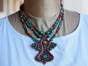 collana nepalese / tibetana con corallo, turchese, ambra e argento no pasta ma pietre vere non tinte o modificate nel colore, qualità top. assemblata artigianalmente, pezzo unico.  lunghezza totale collana 40 cm, misura pendaglio 6.5x8cm, peso 90 gr