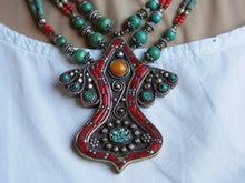 Carica l&#39;immagine nel visualizzatore di Gallery, collana nepalese / tibetana con corallo, turchese, ambra e argento no pasta ma pietre vere non tinte o modificate nel colore, qualità top. assemblata artigianalmente, pezzo unico.  lunghezza totale collana 40 cm, misura pendaglio 6.5x8cm, peso 90 gr