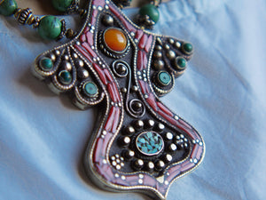 collana nepalese / tibetana con corallo, turchese, ambra e argento no pasta ma pietre vere non tinte o modificate nel colore, qualità top. assemblata artigianalmente, pezzo unico.  lunghezza totale collana 40 cm, misura pendaglio 6.5x8cm, peso 90 gr
