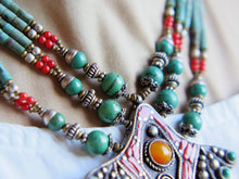 Carica l&#39;immagine nel visualizzatore di Gallery, collana nepalese / tibetana con corallo, turchese, ambra e argento no pasta ma pietre vere non tinte o modificate nel colore, qualità top. assemblata artigianalmente, pezzo unico.  lunghezza totale collana 40 cm, misura pendaglio 6.5x8cm, peso 90 gr