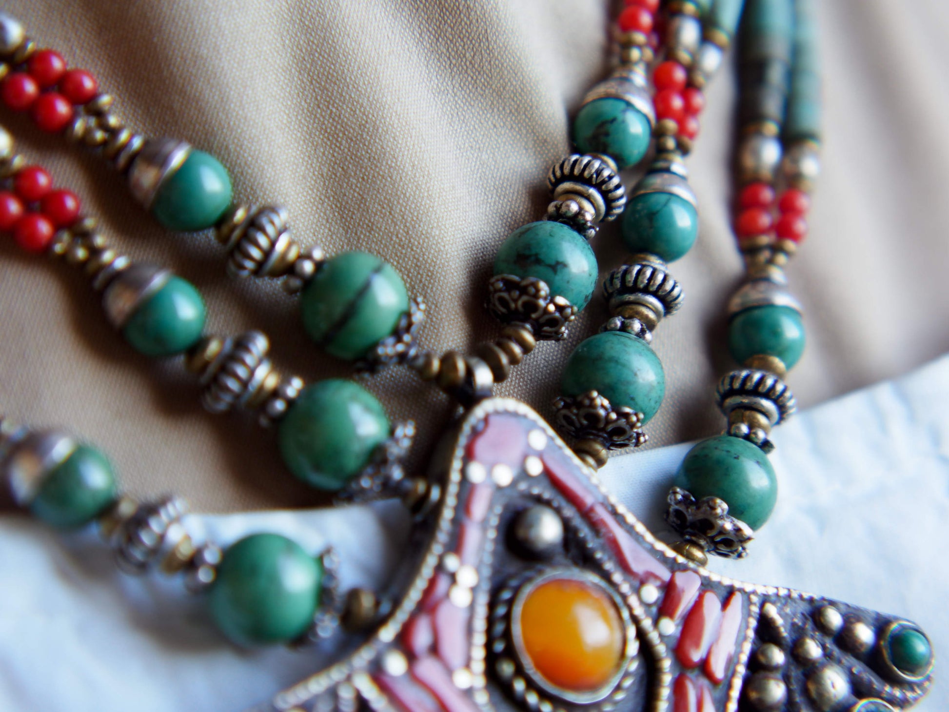 collana nepalese / tibetana con corallo, turchese, ambra e argento no pasta ma pietre vere non tinte o modificate nel colore, qualità top. assemblata artigianalmente, pezzo unico.  lunghezza totale collana 40 cm, misura pendaglio 6.5x8cm, peso 90 gr