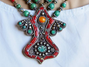 collana nepalese / tibetana con corallo, turchese, ambra e argento no pasta ma pietre vere non tinte o modificate nel colore, qualità top. assemblata artigianalmente, pezzo unico.  lunghezza totale collana 40 cm, misura pendaglio 6.5x8cm, peso 90 gr
