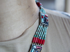 collana nepalese / tibetana con corallo, turchese e argento no pasta ma pietre vere non tinte o modificate nel colore, qualità top. assemblata artigianalmente, pezzo unico.  lunghezza totale collana 42 cm, misure pendaglio 3.5x5cm, peso 68 gr