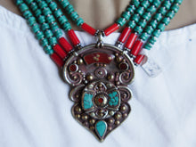 Carica l&#39;immagine nel visualizzatore di Gallery, collana nepalese / tibetana con corallo, turchese e argento no pasta ma pietre vere non tinte o modificate nel colore, qualità top. assemblata artigianalmente, pezzo unico.  lunghezza totale collana 42 cm, misure pendaglio 4x5.5cm, peso 95 gr