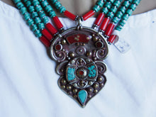 Carica l&#39;immagine nel visualizzatore di Gallery, collana nepalese / tibetana con corallo, turchese e argento no pasta ma pietre vere non tinte o modificate nel colore, qualità top. assemblata artigianalmente, pezzo unico.  lunghezza totale collana 42 cm, misure pendaglio 4x5.5cm, peso 95 gr