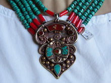 Carica l&#39;immagine nel visualizzatore di Gallery, collana nepalese / tibetana con corallo, turchese e argento no pasta ma pietre vere non tinte o modificate nel colore, qualità top. assemblata artigianalmente, pezzo unico.  lunghezza totale collana 42 cm, misure pendaglio 4x5.5cm, peso 95 gr