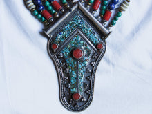 Carica l&#39;immagine nel visualizzatore di Gallery, collana nepalese / tibetana con corallo, turchese, giada e argento no pasta ma pietre vere non tinte o modificate nel colore, qualità top. assemblata artigianalmente, pezzo unico.  lunghezza totale collana 42 cm, misure pendaglio 6x9.5cm, peso 117 gr