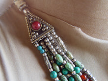 Carica l&#39;immagine nel visualizzatore di Gallery, collana nepalese / tibetana con corallo, turchese, giada e argento no pasta ma pietre vere non tinte o modificate nel colore, qualità top. assemblata artigianalmente, pezzo unico.  lunghezza totale collana 42 cm, misure pendaglio 6x9.5cm, peso 117 gr