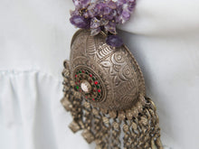 Carica l&#39;immagine nel visualizzatore di Gallery, Collana ametista con ciondolo Kuchi afghano in argento antico con gioielli tribali, totalmente originale. i gioielli Kuchi NomadI offerti qui sono vecchi e antichi, fatti a mano, a volte sono gioielli folcloristici molto filigranati dall&#39;Afghanistan  misure pendaglio circonferenza 7cm, lunghezza massima 13 cm, profondità 3 cm circonferenza collana 66 cm, peso 200gr