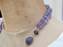Carica l&#39;immagine nel visualizzatore di Gallery, Collana ametista con ciondolo Kuchi afghano in argento antico con gioielli tribali, totalmente originale. i gioielli Kuchi NomadI offerti qui sono vecchi e antichi, fatti a mano, a volte sono gioielli folcloristici molto filigranati dall&#39;Afghanistan  misure pendaglio circonferenza 7cm, lunghezza massima 13 cm, profondità 3 cm circonferenza collana 66 cm, peso 200gr