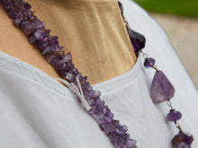 Carica l&#39;immagine nel visualizzatore di Gallery, Collana ametista con ciondolo Kuchi afghano in argento antico con gioielli tribali, totalmente originale. i gioielli Kuchi NomadI offerti qui sono vecchi e antichi, fatti a mano, a volte sono gioielli folcloristici molto filigranati dall&#39;Afghanistan  misure pendaglio circonferenza 7cm, lunghezza massima 13 cm, profondità 3 cm circonferenza collana 66 cm, peso 200gr