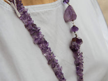 Carica l&#39;immagine nel visualizzatore di Gallery, Collana ametista con ciondolo Kuchi afghano in argento antico con gioielli tribali, totalmente originale. i gioielli Kuchi NomadI offerti qui sono vecchi e antichi, fatti a mano, a volte sono gioielli folcloristici molto filigranati dall&#39;Afghanistan  misure pendaglio circonferenza 7cm, lunghezza massima 13 cm, profondità 3 cm circonferenza collana 66 cm, peso 200gr
