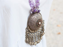 Carica l&#39;immagine nel visualizzatore di Gallery, Collana ametista con ciondolo Kuchi afghano in argento antico con gioielli tribali, totalmente originale. i gioielli Kuchi NomadI offerti qui sono vecchi e antichi, fatti a mano, a volte sono gioielli folcloristici molto filigranati dall&#39;Afghanistan  misure pendaglio circonferenza 7cm, lunghezza massima 13 cm, profondità 3 cm circonferenza collana 66 cm, peso 200gr