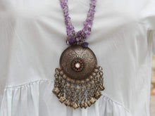 Carica l&#39;immagine nel visualizzatore di Gallery, Collana ametista con ciondolo Kuchi afghano in argento antico con gioielli tribali, totalmente originale. i gioielli Kuchi NomadI offerti qui sono vecchi e antichi, fatti a mano, a volte sono gioielli folcloristici molto filigranati dall&#39;Afghanistan  misure pendaglio circonferenza 7cm, lunghezza massima 13 cm, profondità 3 cm circonferenza collana 66 cm, peso 200gr