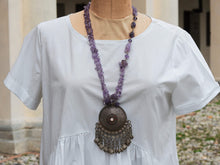 Carica l&#39;immagine nel visualizzatore di Gallery, Collana ametista con ciondolo Kuchi afghano in argento antico con gioielli tribali, totalmente originale. i gioielli Kuchi NomadI offerti qui sono vecchi e antichi, fatti a mano, a volte sono gioielli folcloristici molto filigranati dall&#39;Afghanistan  misure pendaglio circonferenza 7cm, lunghezza massima 13 cm, profondità 3 cm circonferenza collana 66 cm, peso 200gr