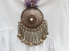 Carica l&#39;immagine nel visualizzatore di Gallery, Collana ametista con ciondolo Kuchi afghano in argento antico con gioielli tribali, totalmente originale. i gioielli Kuchi NomadI offerti qui sono vecchi e antichi, fatti a mano, a volte sono gioielli folcloristici molto filigranati dall&#39;Afghanistan  misure pendaglio circonferenza 7cm, lunghezza massima 13 cm, profondità 3 cm circonferenza collana 66 cm, peso 200gr
